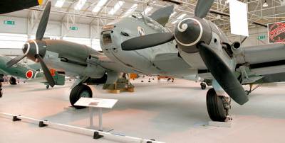 Тяжелый истребитель-бомбардировщик Messerschmitt Me.410 „Hornisse“